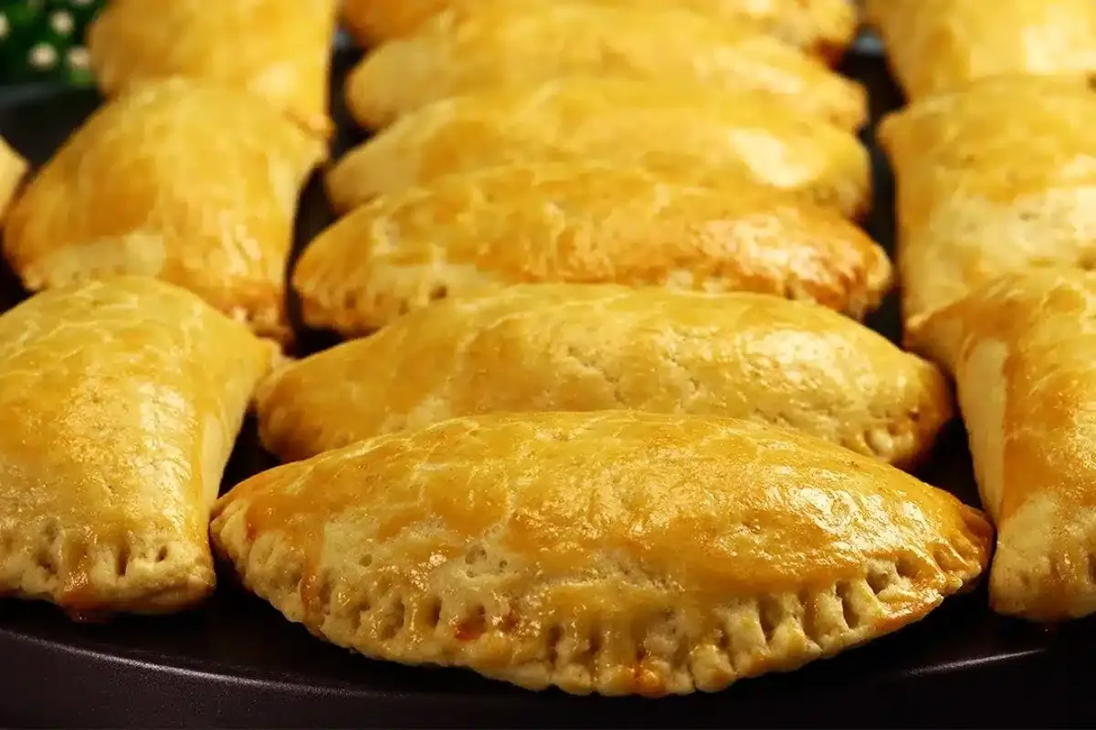 Receita de pastel de forno assado com massa profissional que derrete na boca e rende muito