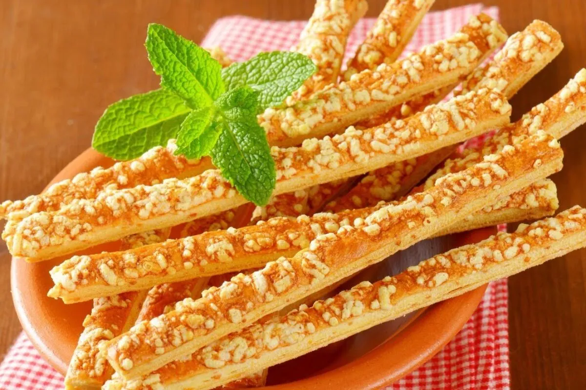 Receita de petisco com massa de pastel feita com apenas 3 ingredientes e pronta em minutos
