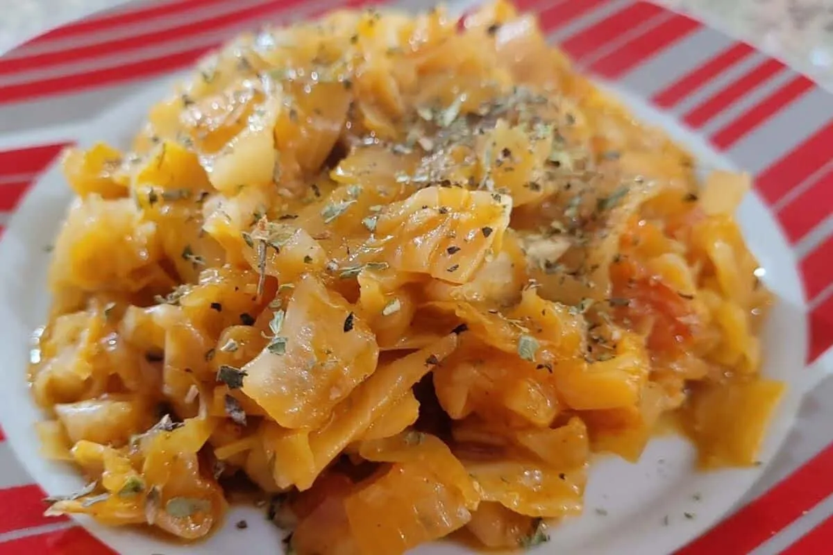 Receita de repolho refogado da minha vó, uma opção fácil e deliciosa para acompanhar seu almoço ou jantar