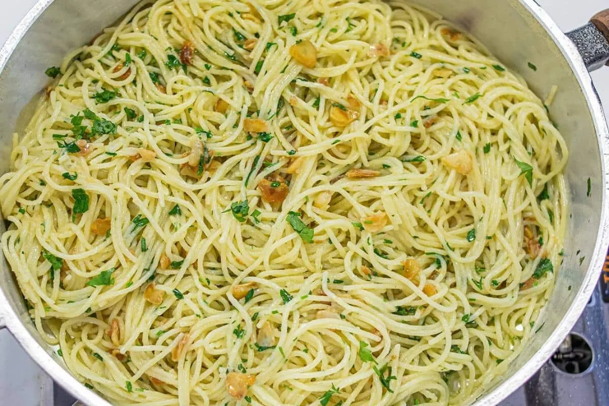 Receita de restaurante para fazer macarrão alho e óleo soltinho e cremoso
