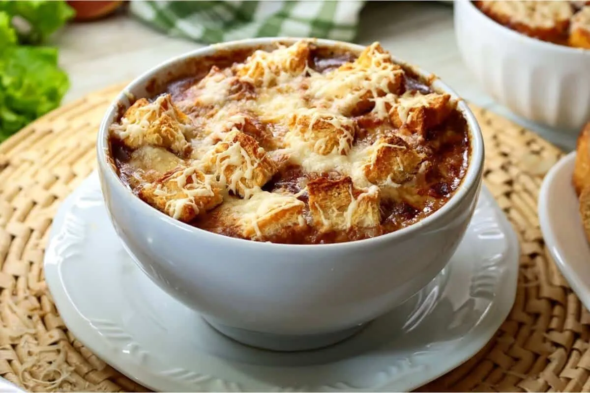 Receita de sopa de cebola para você preparar no jantar da sua família quando chegar o friozinho