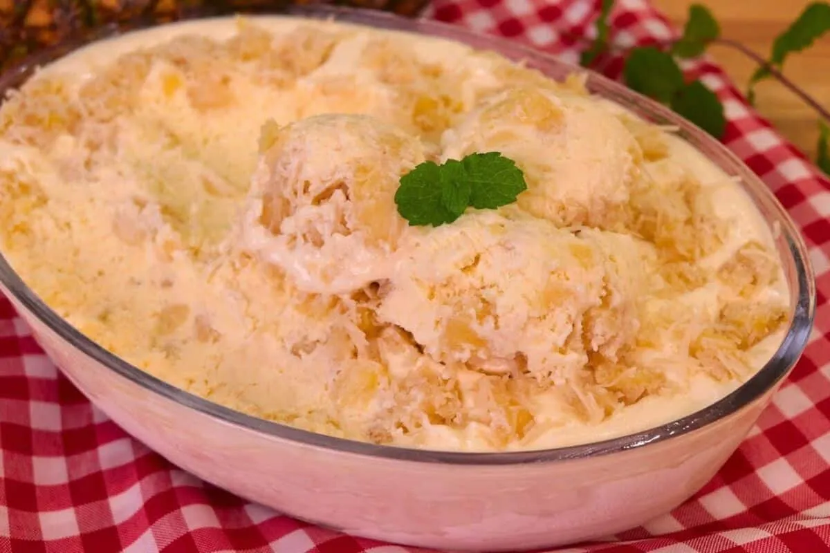 Receita de sorvete caseiro de abacaxi cremoso e com pedaços da fruta, a sobremesa refrescante ideal para o verão
