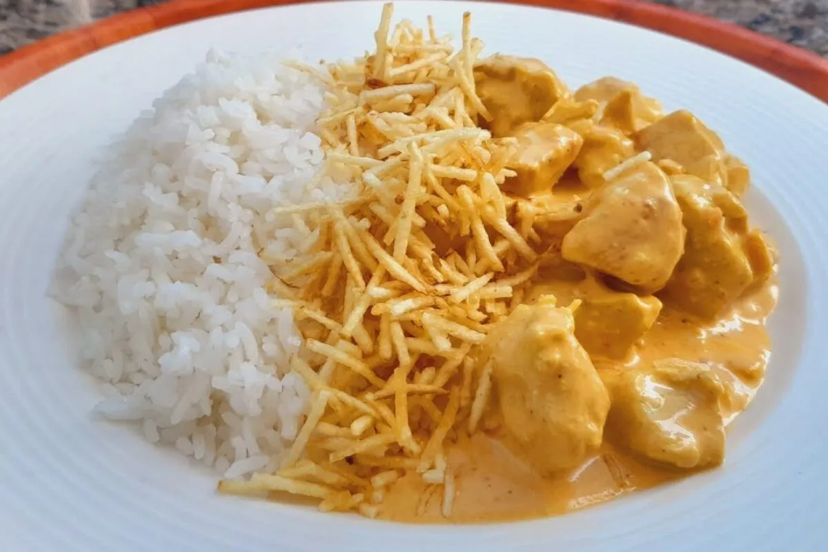Receita de strogonoff de frango de restaurante: cremoso e temperado tudo no ponto certo