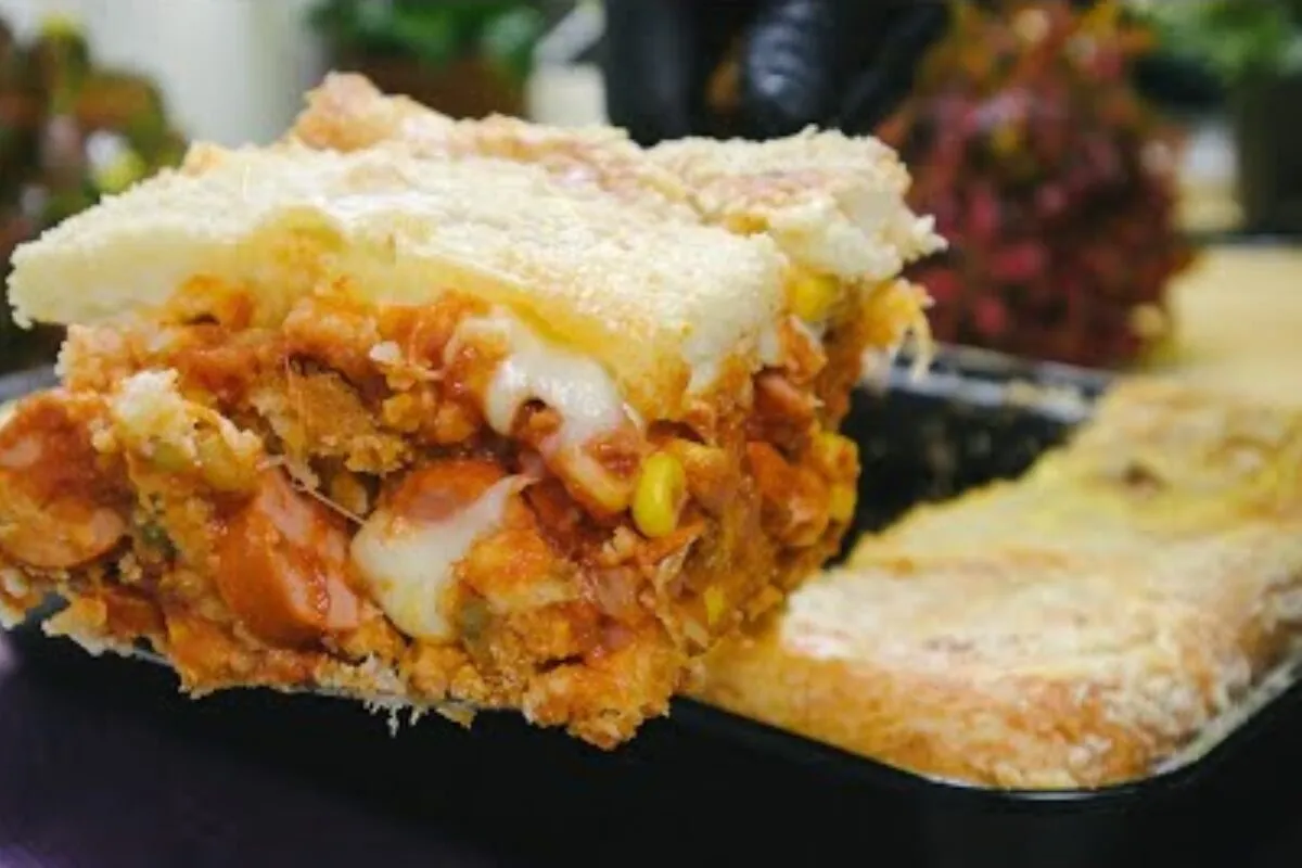 Receita de torta de salsicha com uma massa sensacional e um recheio maravilhoso