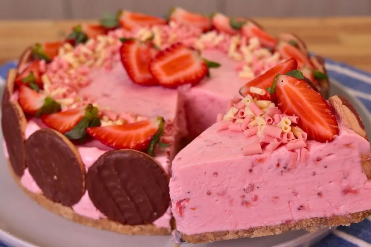 Receita de torta mousse de morango geladinha e muito leve para servir como um doce especial em família