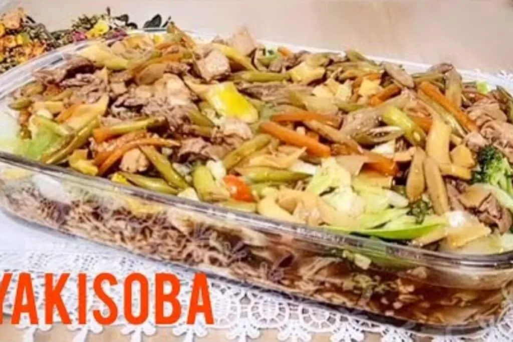 Receita fácil de yakisoba para servir um jantar prático e diferente no seu fim de ano