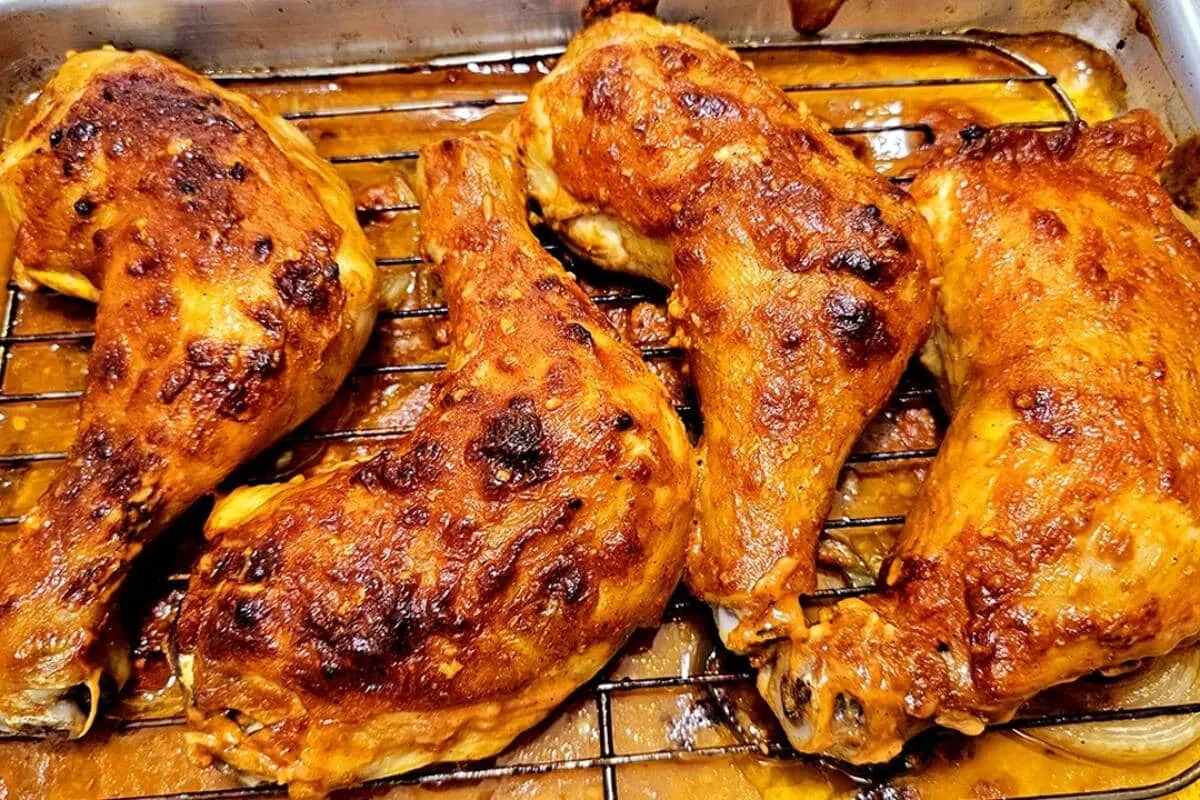 Receita para o almoço: frango assado na maionese crocante e suculento ao mesmo tempo