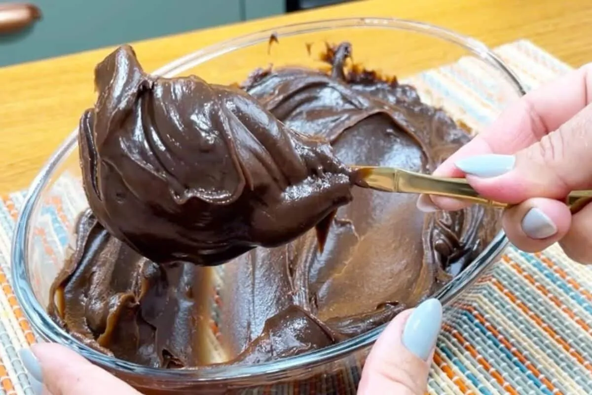 Recheio de brigadeiro: a base ideal e muito cremosa para rechear seus bolos e sobremesas favoritas