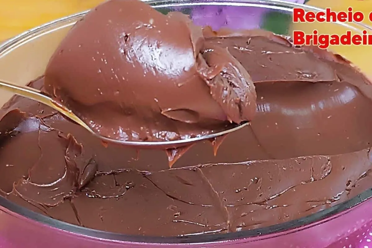 Recheio de brigadeiro com apenas três ingredientes que fica muito cremoso e estruturado para você usar em seus bolos ou comer de colher