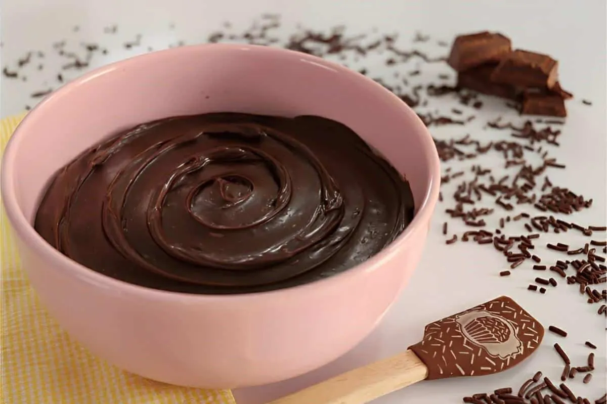 Recheio de brigadeiro para bolo de aniversário delicioso consistente e muito fácil de preparar