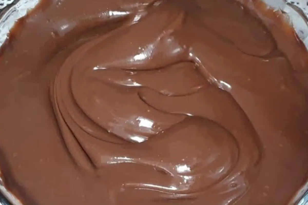 Recheio de chocolate cremoso e delicioso que é perfeito para bolo no pote