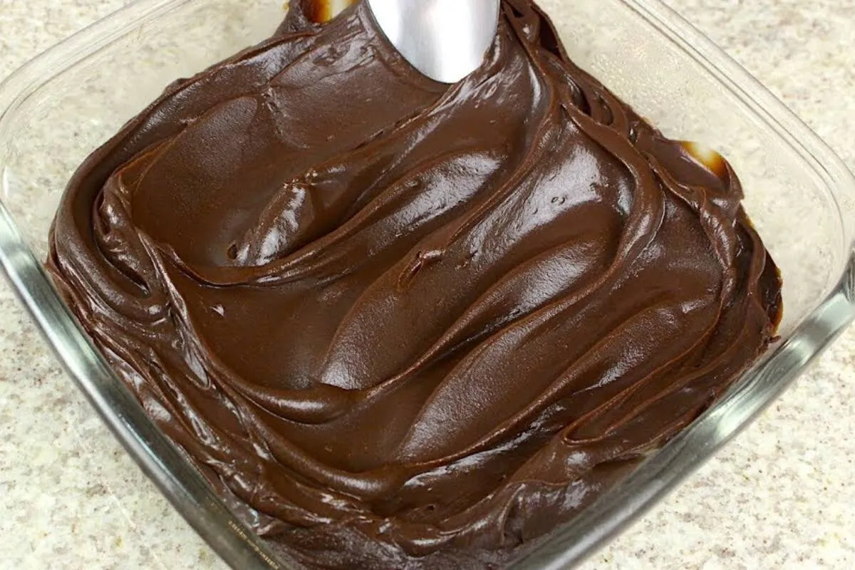 Recheio de chocolate cremoso e perfeito para seus bolos ou sobremesas