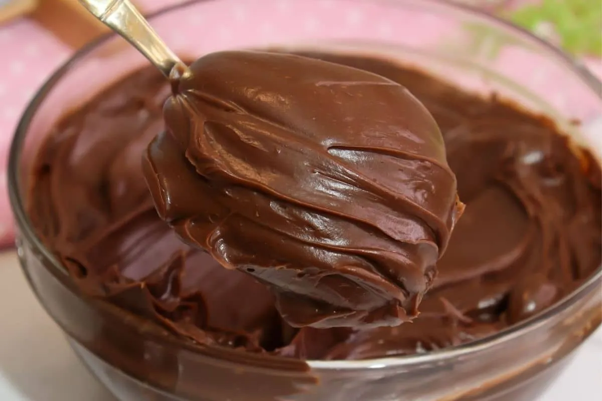 Recheio de chocolate estruturado: confeiteira dá todas as dicas para ficar perfeito e cremoso