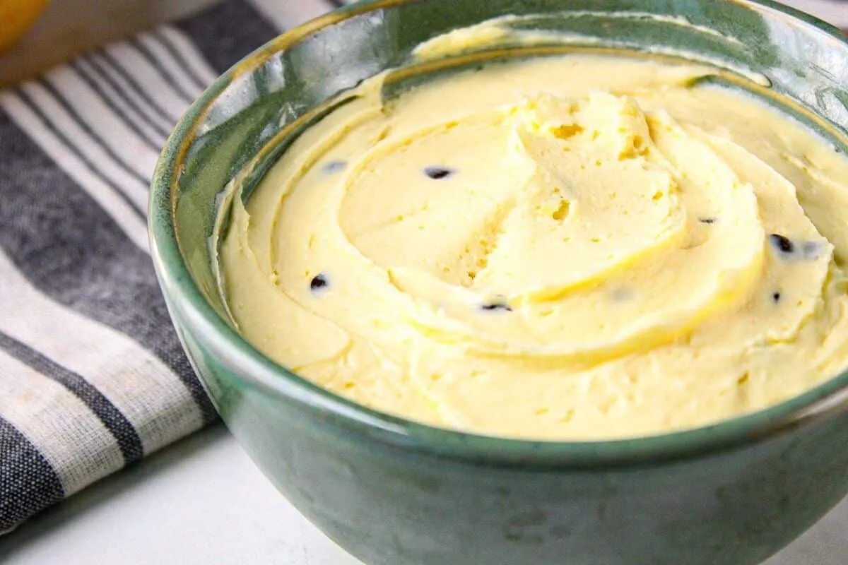 Recheio de maracujá sem fogo, um creme firme e muito saboroso para seus bolos e tortas