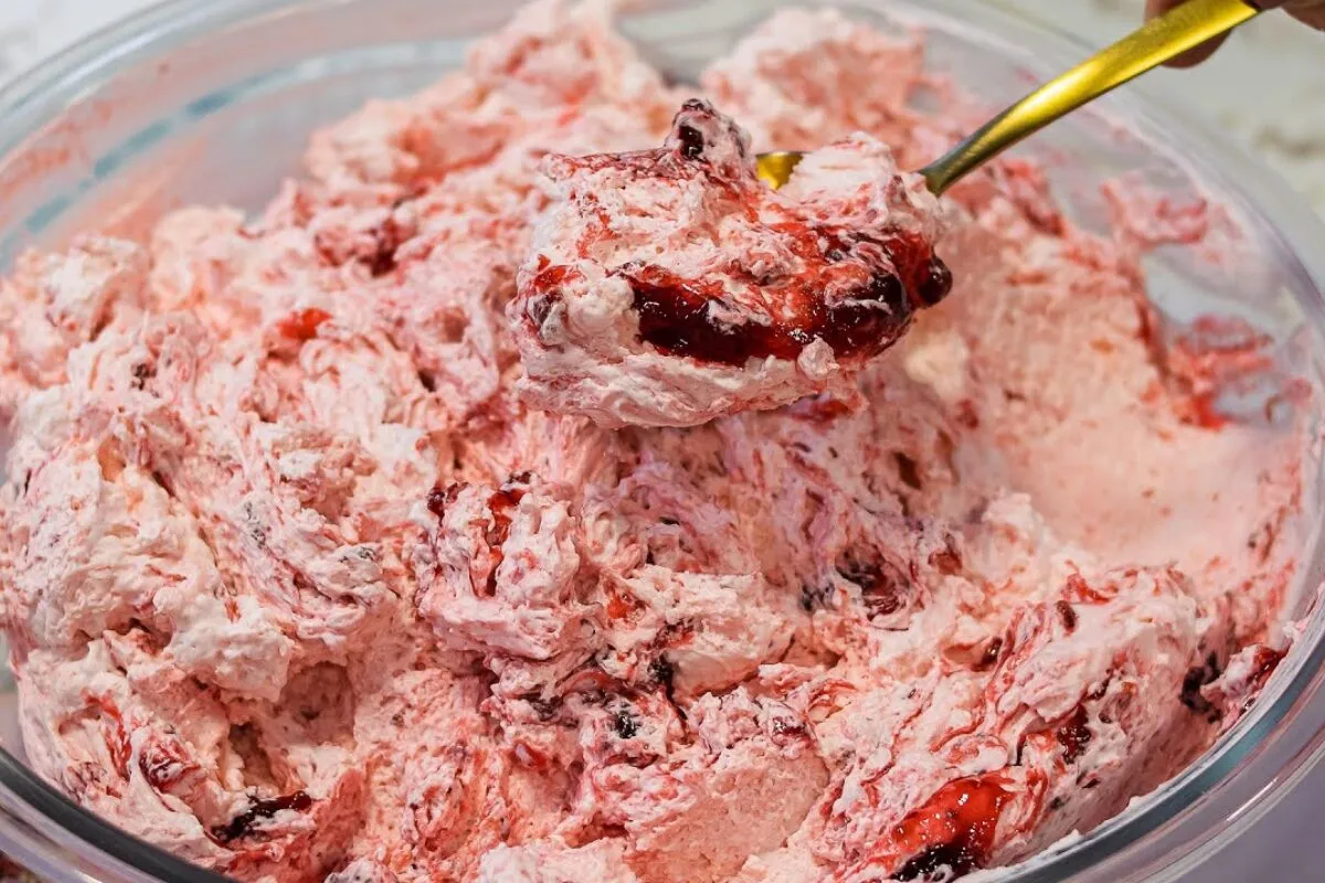 Recheio para bolo mousse de morango aerado com geleia e fica perfeito