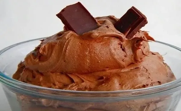 Recheio trufado de chocolate que faz o maior sucesso nos bolos das confeitarias