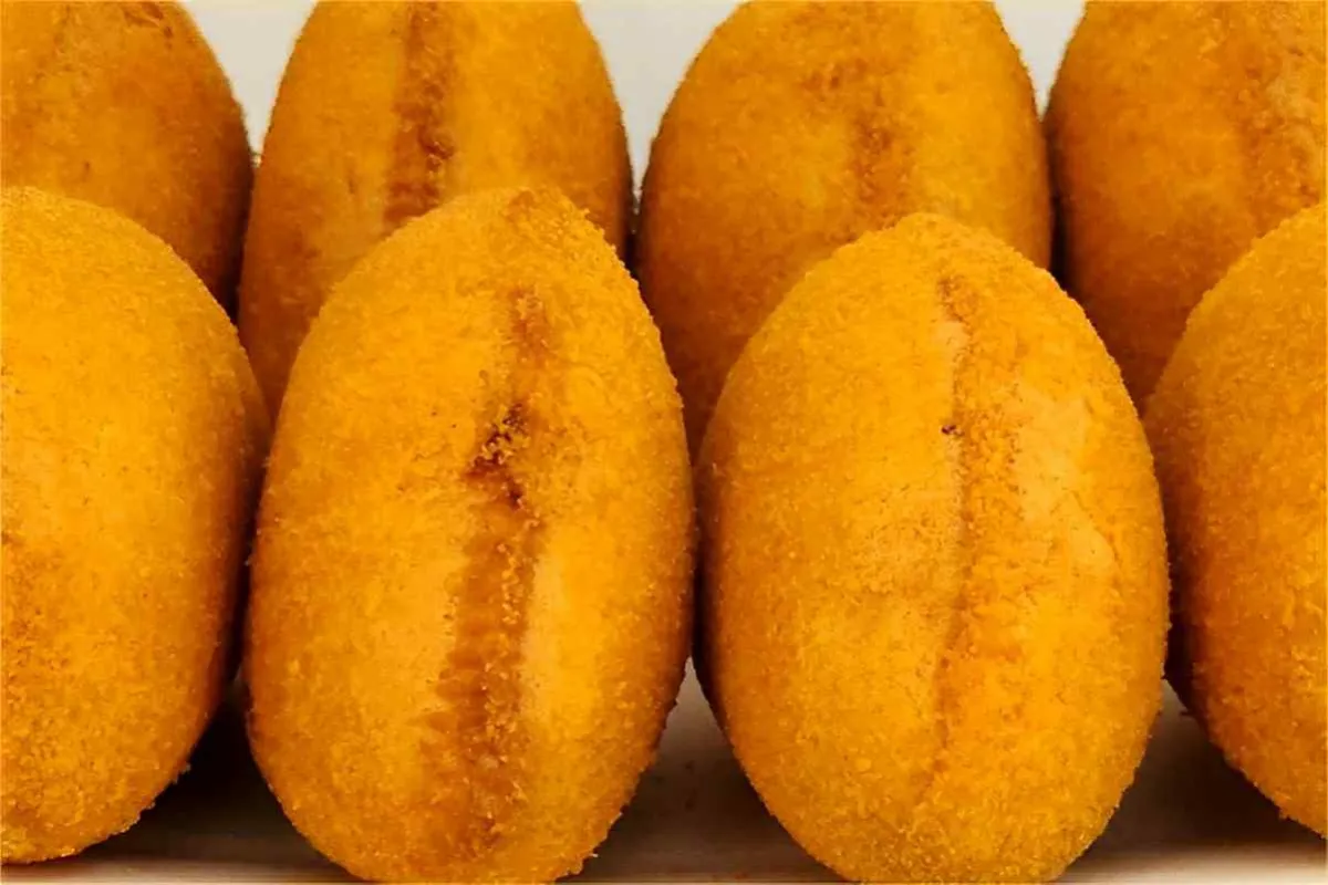 Risoles de frango cremoso deliciosos e perfeitos para servir no lanche ou na festinha