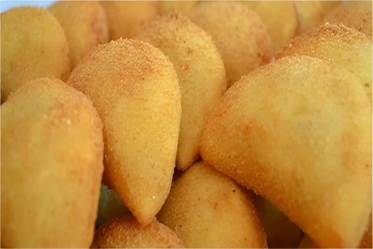 Risoles de salgadeira recheado com frango e catupiry uma delícia