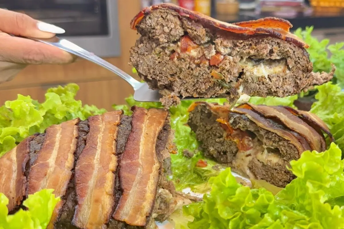 Rocambole de carne com recheio cremoso e massa suculenta que é o preferido aqui de casa