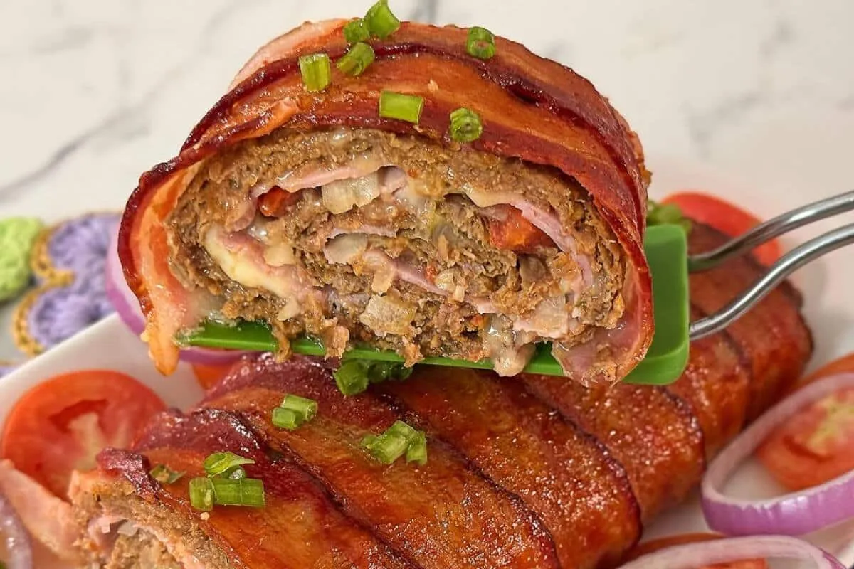 Rocambole de carne moída enrolado com bacon: a melhor sugestão para seu almoço de dia das mães
