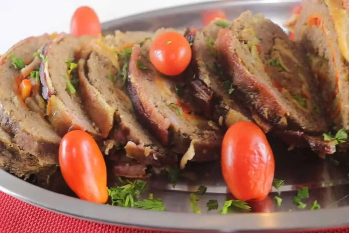 Rocambole de carne moída recheado e suculento, fácil de fazer para seu jantar