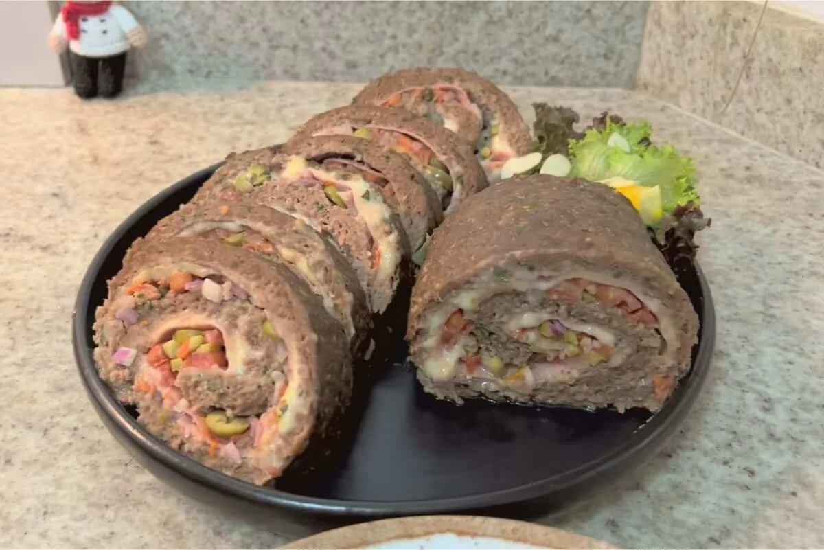 Rocambole de carne moída recheado e suculento para o almoço ou jantar