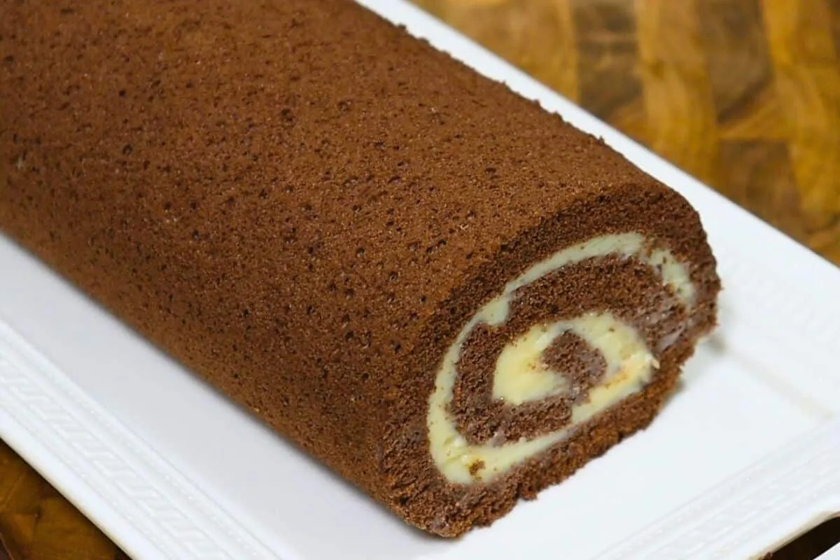 Rocambole de chocolate com leite ninho, o famoso bolo de rolo suíço que é maravilhoso