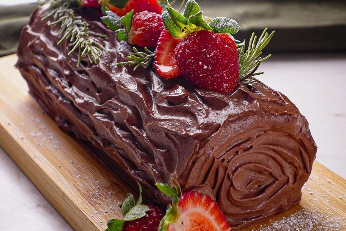 Rocambole de chocolate com recheio generoso, que parece uma sobremesa de vitrine