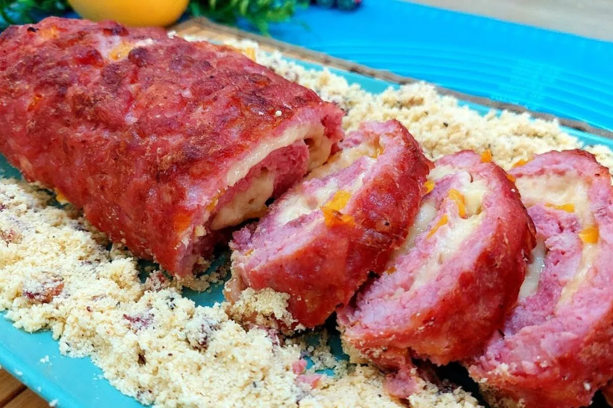 Rocambole de linguiça recheado com apenas 3 ingredientes para surpreender na ceia de réveillon