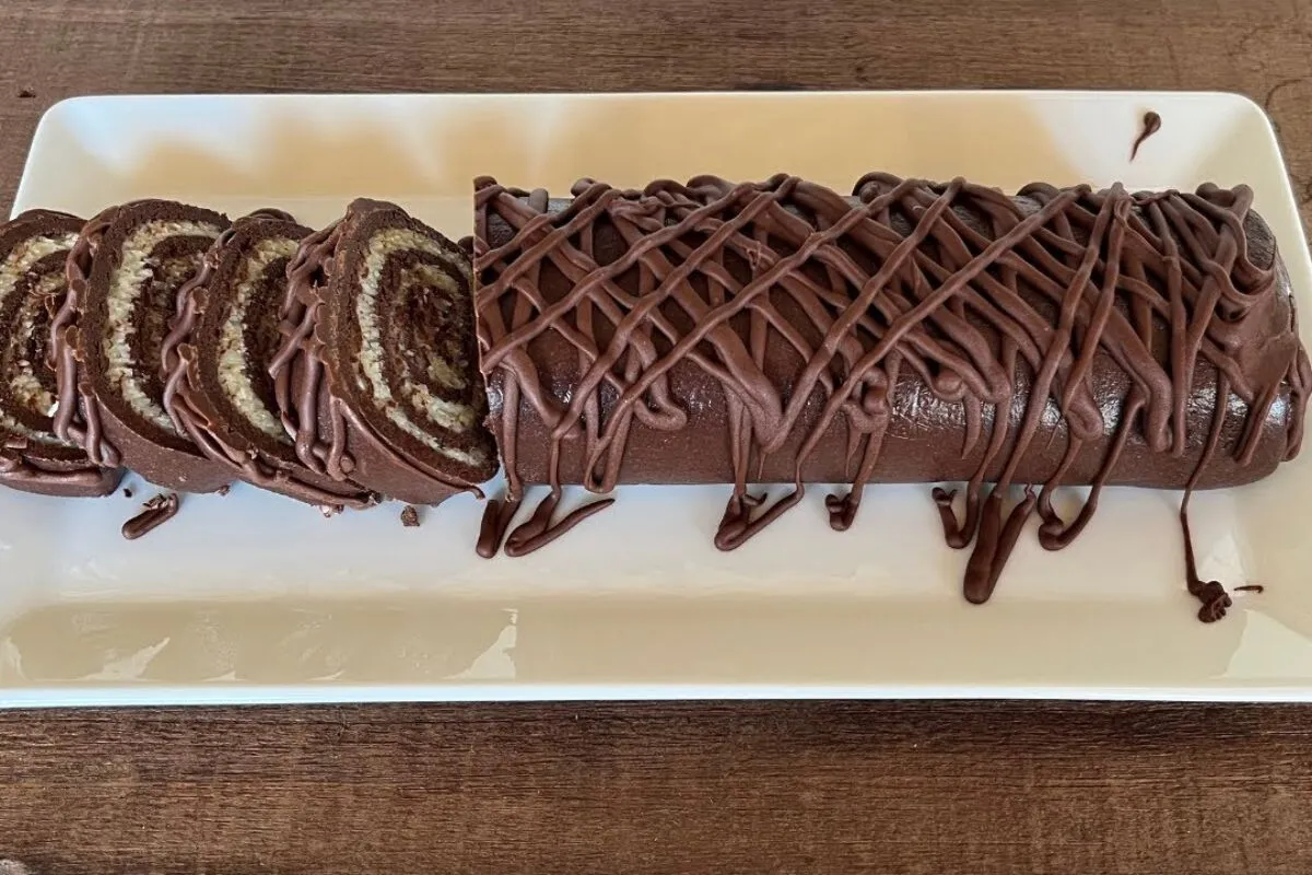 Rocambole prestígio: fácil de fazer, derrete na boca e combina chocolate com coco com perfeição