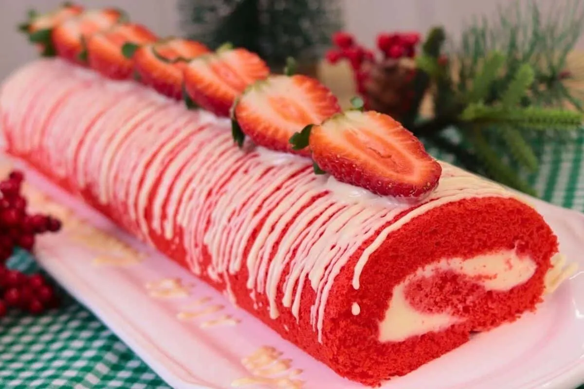 Rocambole red velvet com recheio de cream cheese, que fica muito fofinho, lindo e delicioso