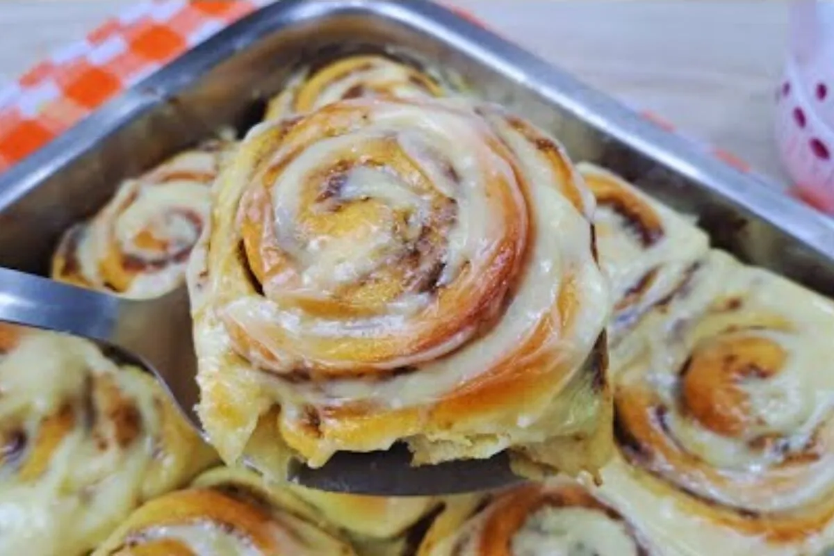 Rolinho de canela úmidos e fofinhos iguais aos cinnamon rolls americanos