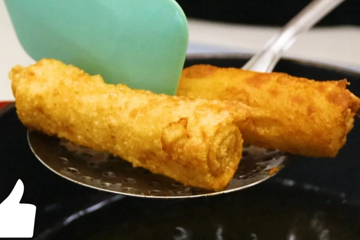 Rolinho frito e recheado ótimo para petiscar com as visitas no lanche da tarde