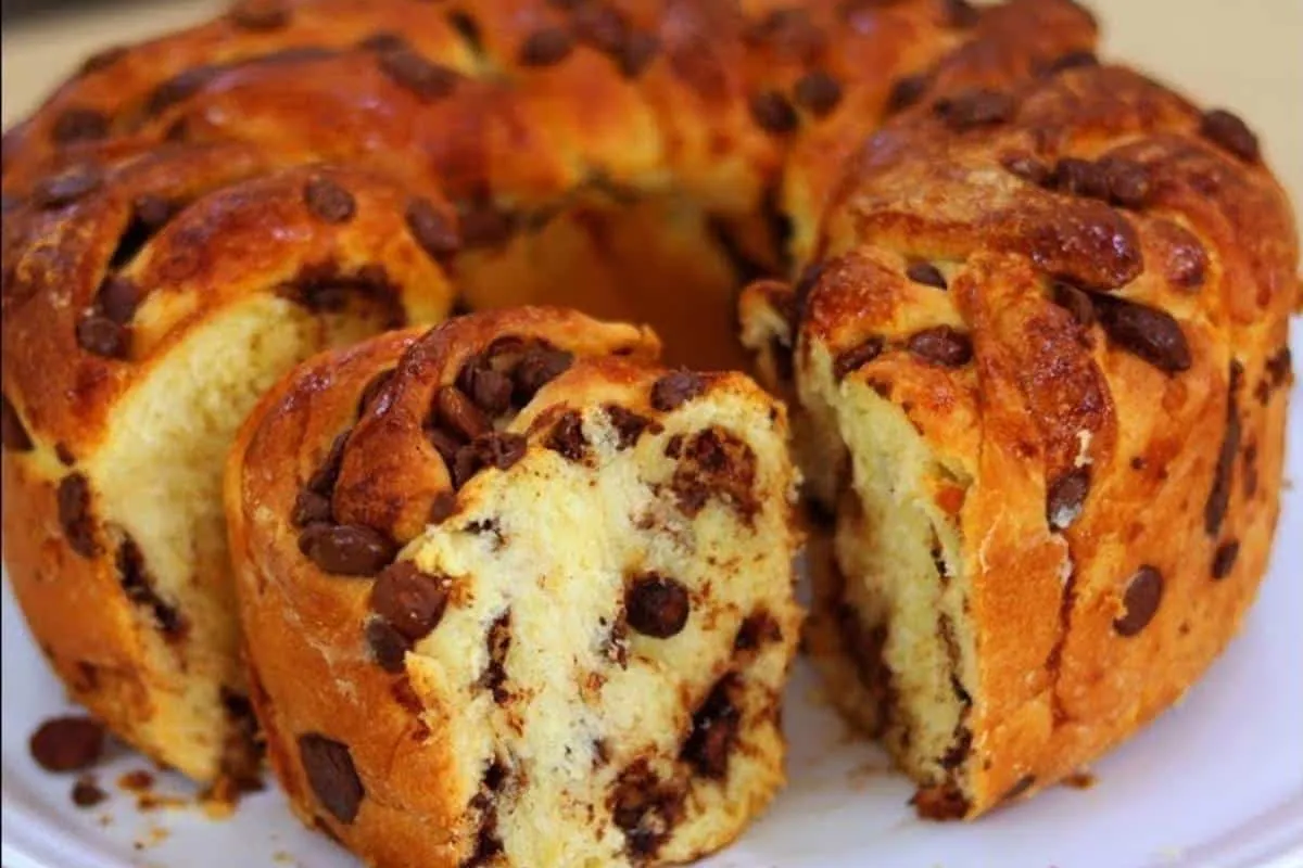 Rosca natalina com gotas de chocolate para servir no lanche da tarde natal