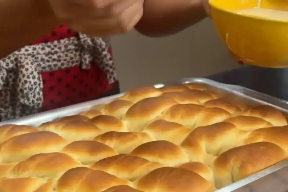 Rosca nuvem caseira macia e deliciosa que é perfeita para o café da manhã em família