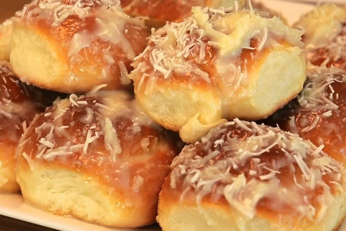 Rosquinha caseira de coco com massa leve e perfeita para o café da tarde