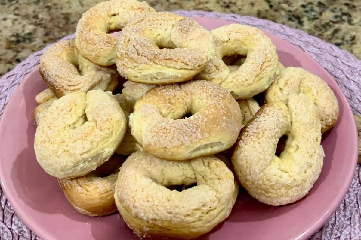Rosquinha cristal açucarada da vovó: ótima para começar o dia no café da manhã