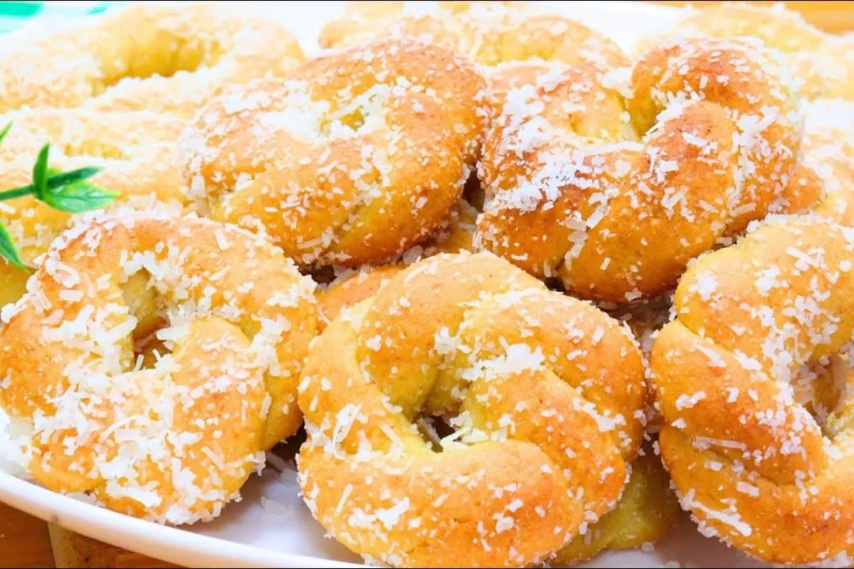 Rosquinha de coco assada que desmancha na boca, perfeita para o café da manhã ou da tarde