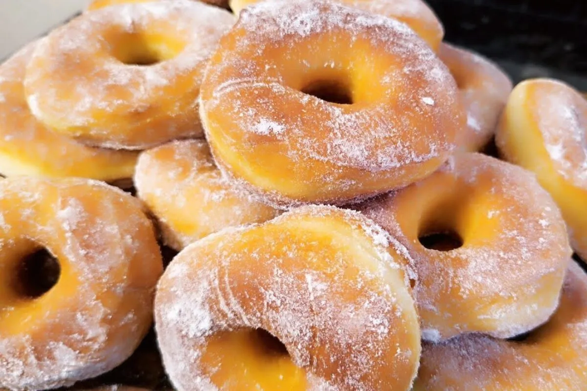 Rosquinha de padaria macia e fofinha, feita com poucos ingredientes e muito sabor