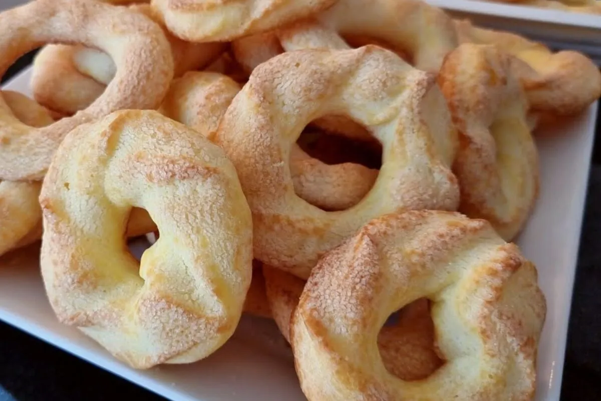 Rosquinha doce de polvilho crocante e deliciosa, perfeita para o café da manhã