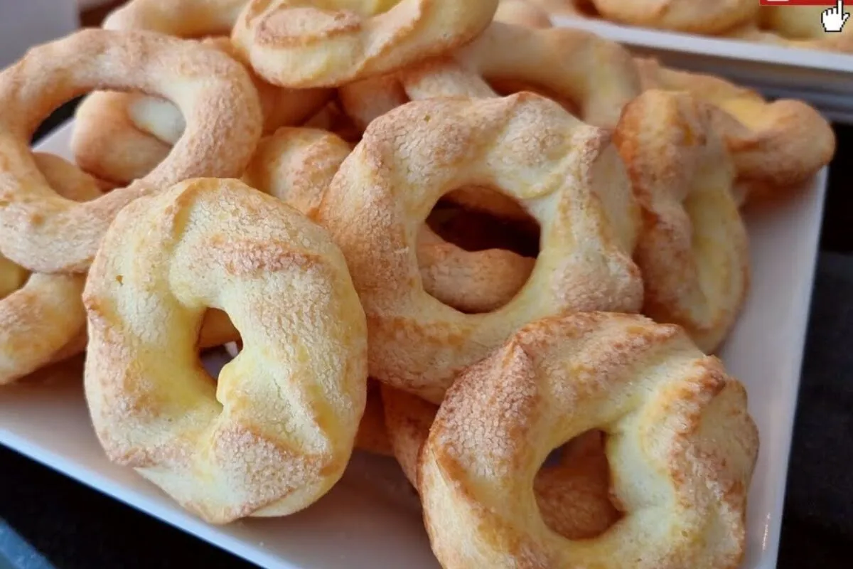 Rosquinha doce de polvilho que derrete na boca e não leva trigo