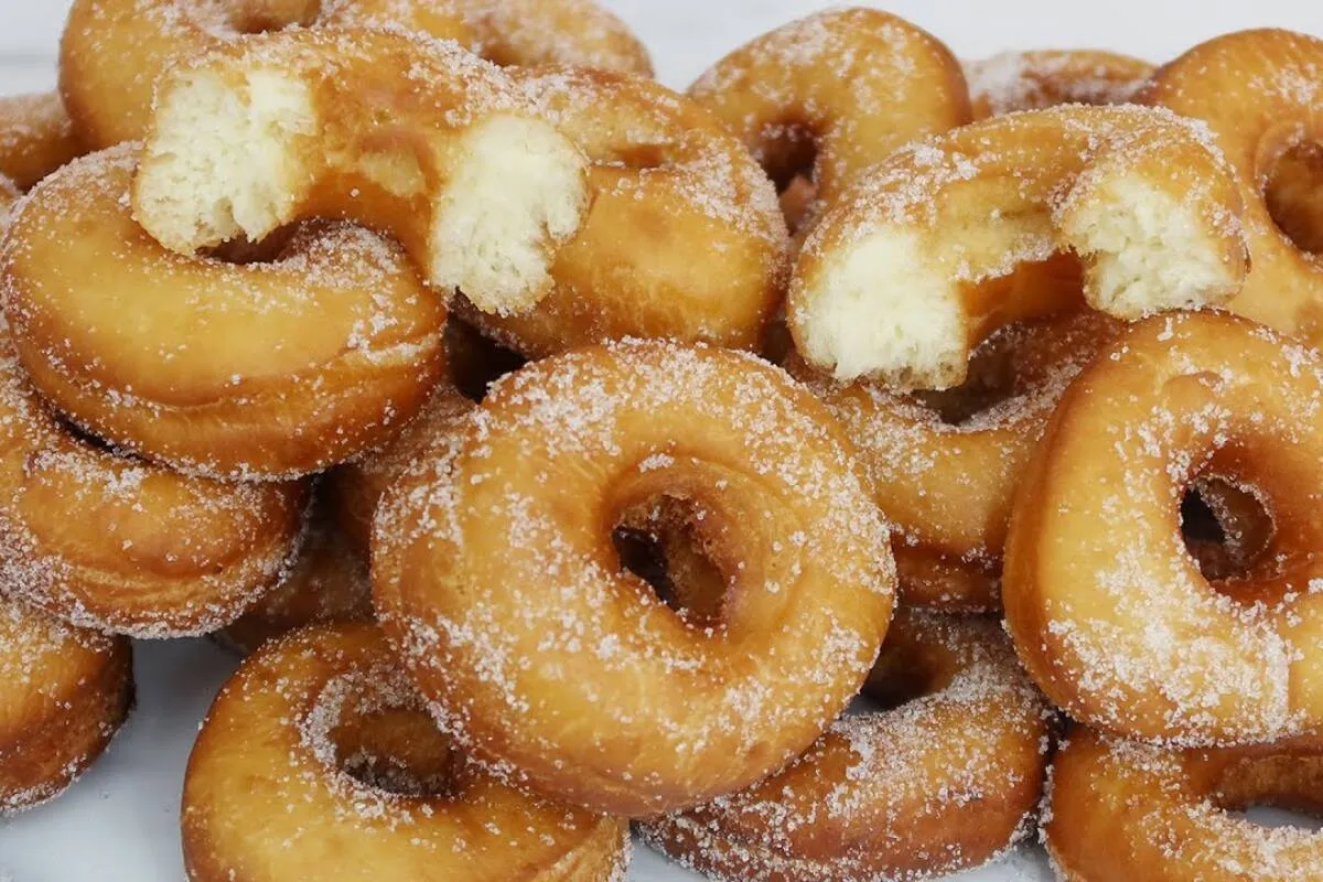 Rosquinha frita açucarada da vovó: macia e sem encharcar de gordura