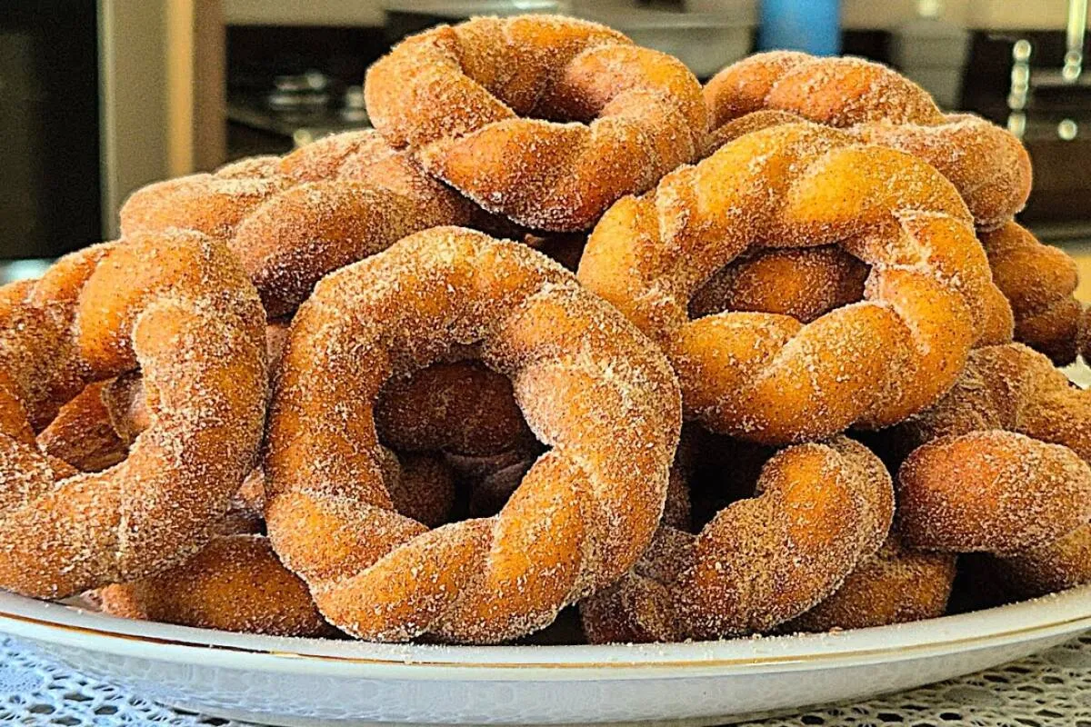 Rosquinha frita açucarada da vovó: você não imagina como fica gostosa e fofinha