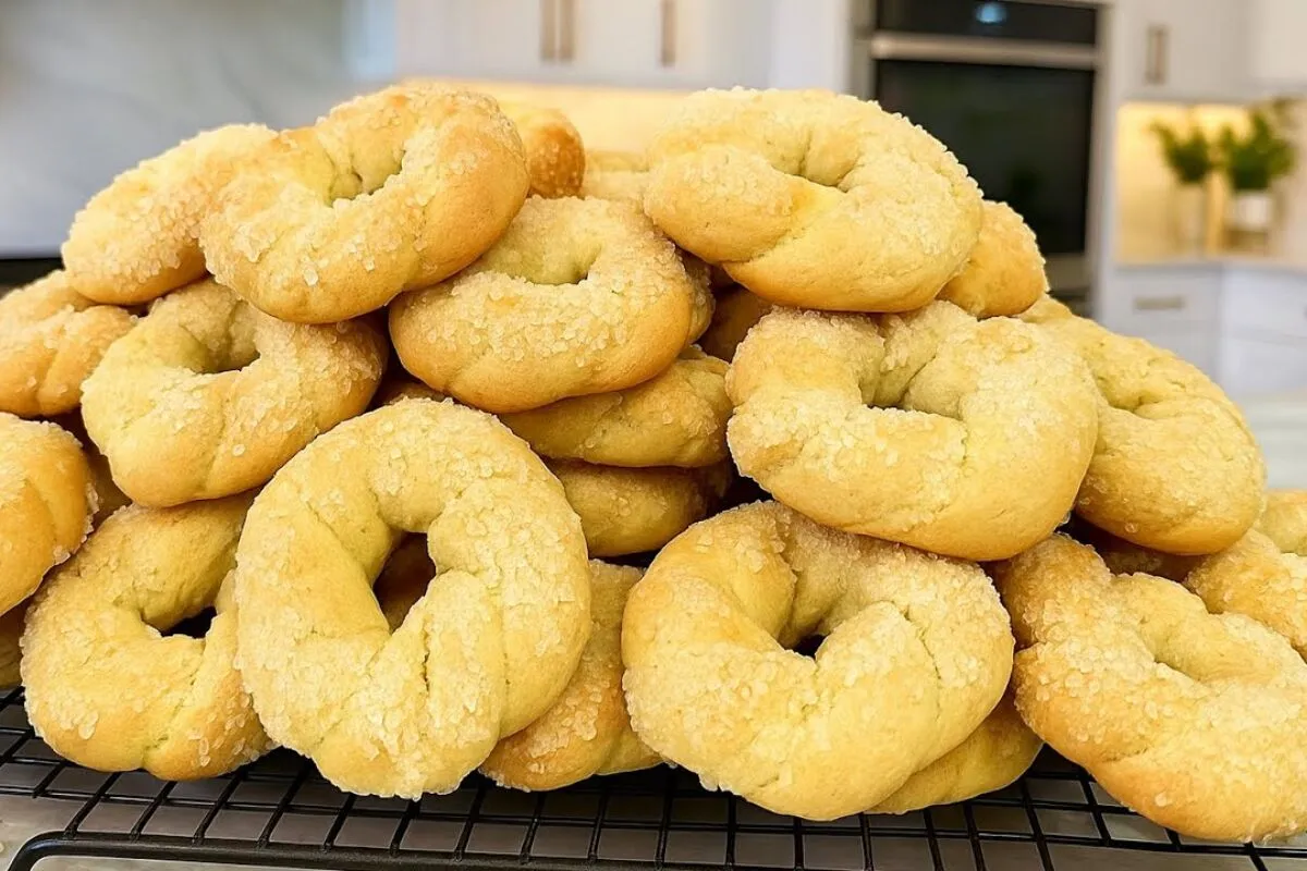 Rosquinhas de coco açucaradas: ficam uma delícia para comer com um cafezinho no feriado
