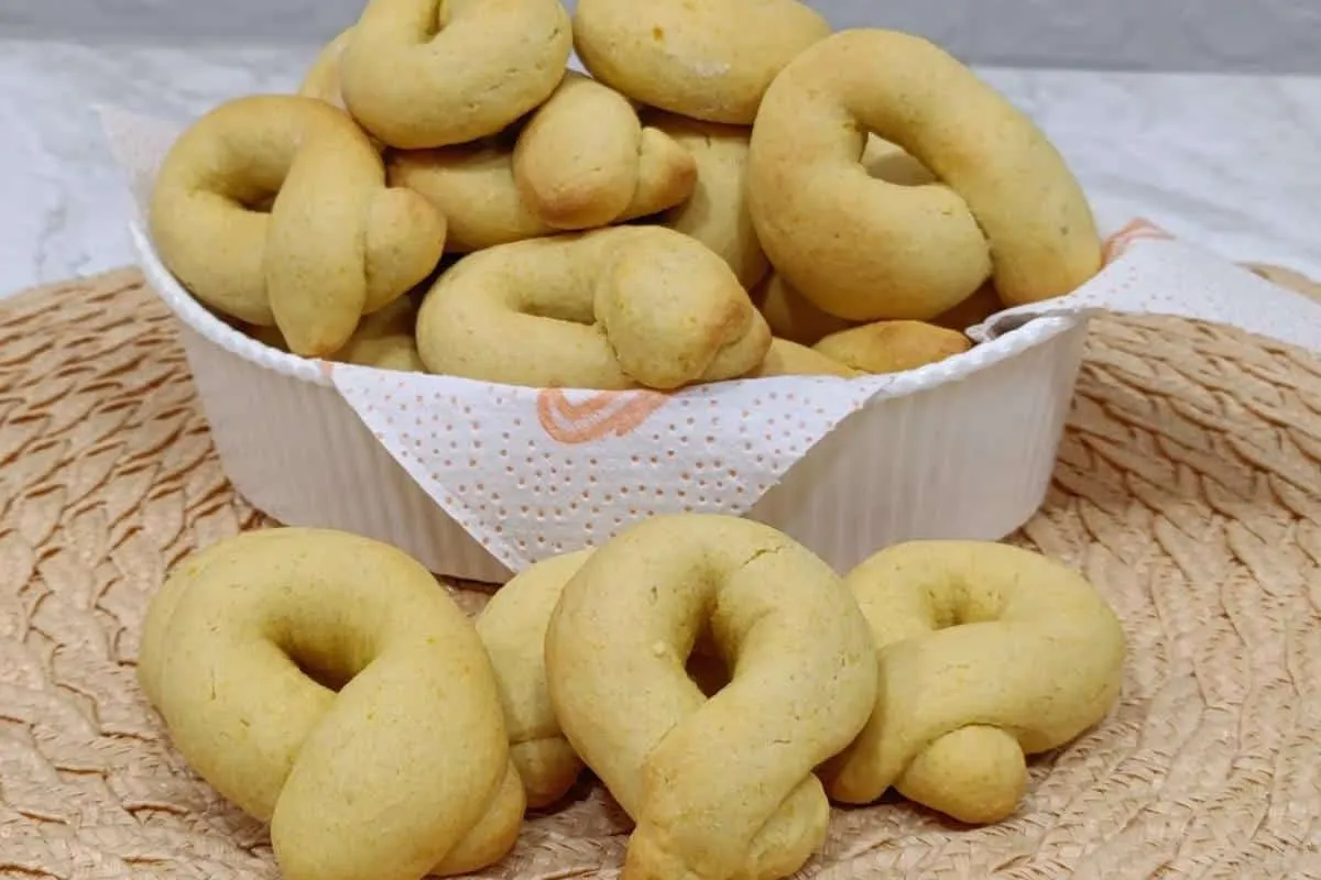 Rosquinhas de milho da fazenda para o café da tarde da sua família