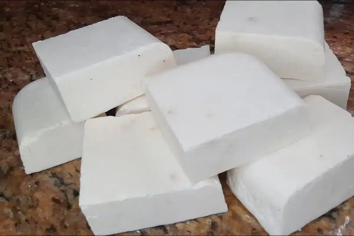 Sabão caseiro de coco: rende muito e fica ótimo para branquear roupa encardida