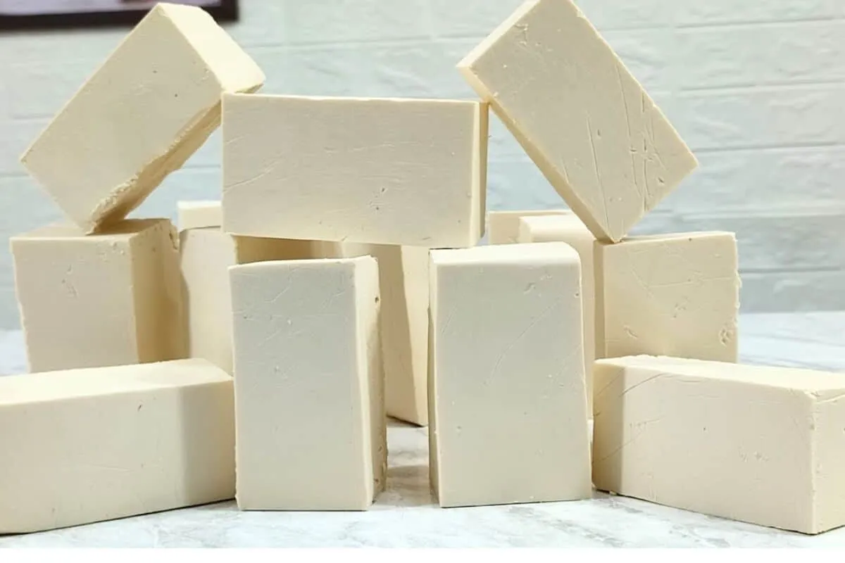 Sabão caseiro em barra que fica perfeito usando apenas 3 ingredientes simples
