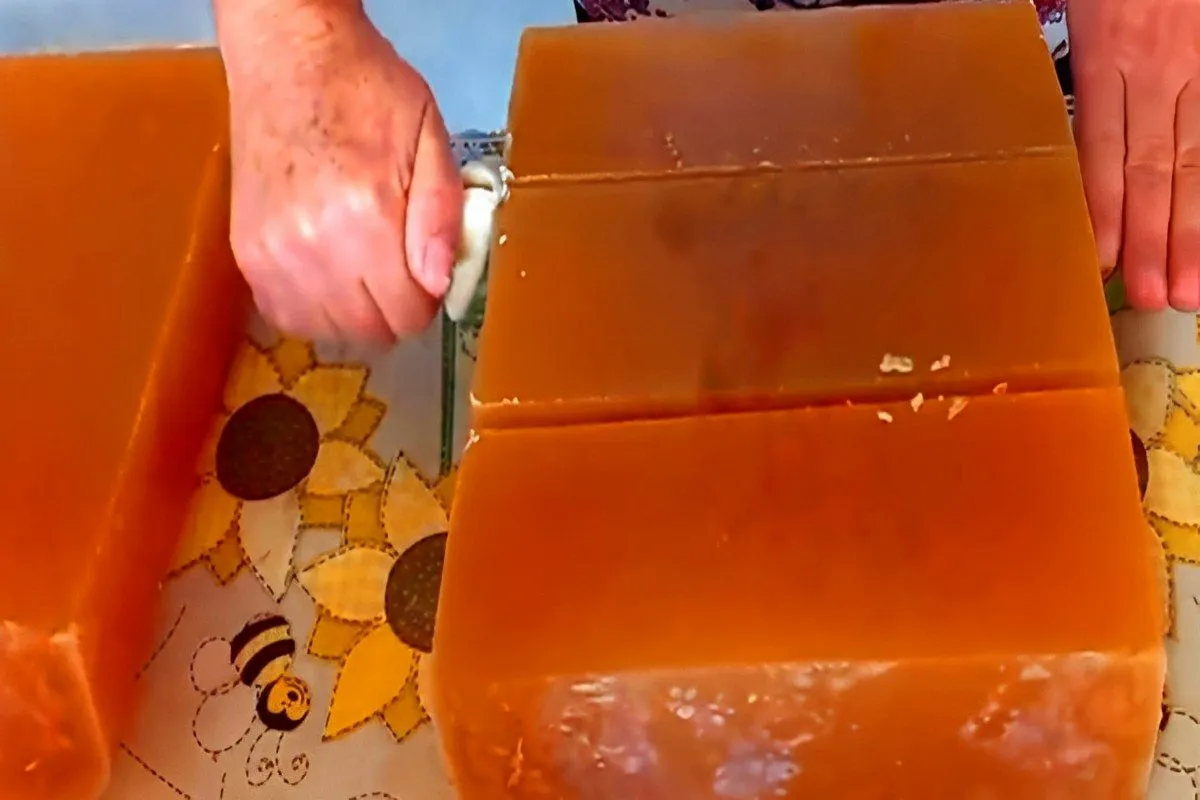 Sabão de álcool caseiro perfeito: limpa tudo e rende bastante