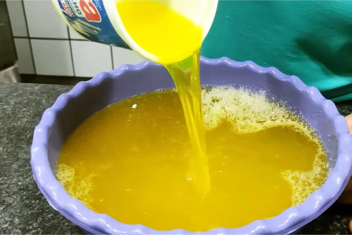 Sabão líquido concentrado e que espuma bastante: remove a sujeira de verdade