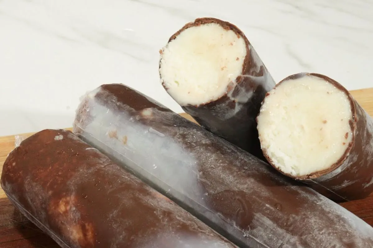 Sacolé de prestígio cremoso e delicioso, perfeito para refrescar os dias de calor com muito sabor